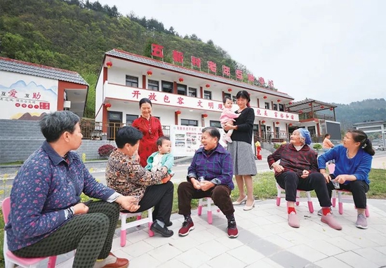 贵州省黔南布依族苗族自治州龙里县探索推进互助养老模式，在乡村发展农村互助养老站，在社区构建老年人照料中心。图为2022年3月20日，老年人在龙里县冠山街道五新村老年互助中心欢聚。　求是图片 黄晓海/摄