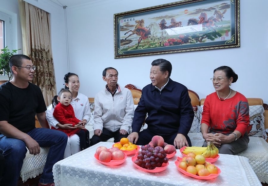 2018年9月25日至28日,中共中央总书记、国家主席、中央军委主席习近平在东北三省考察,主持召开深入推进东北振兴座谈会。这是28日上午,习近平在辽宁抚顺市东华园社区,实地了解采煤沉陷区避险搬迁安置情况。 新华社记者 鞠鹏 摄