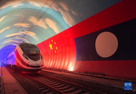 “澜沧号”动车组通过中老友谊隧道内的两国边界（2021年10月15日摄）。新华社发（曹安宁摄）