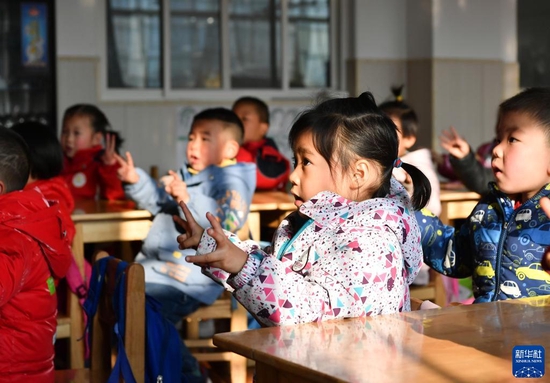 在陕西省西安市周至县马召镇安富园社区幼儿园，孩子们在上课（2021年12月9日摄）。新华社记者 张博文 摄