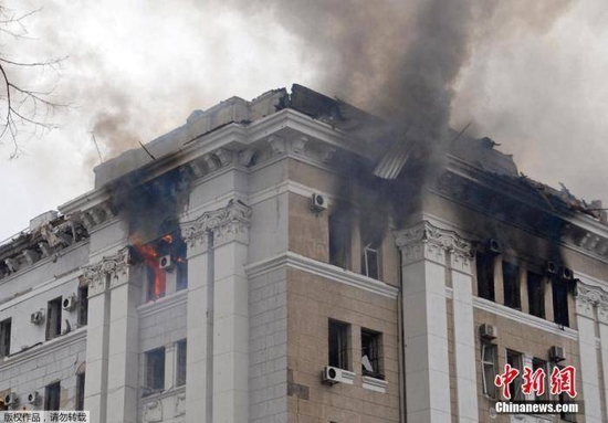 资料图：当地时间3月2日，乌克兰哈尔科夫的警察局大楼附近遭到炮火袭击，警察局大楼楼顶燃起大火。