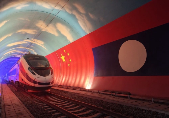 2021年12月3日，中老铁路正式开通运营。这是“澜沧号”动车组通过中老友谊隧道内的两国边界（2021年10月15日摄）。新华社发（曹安宁 摄）