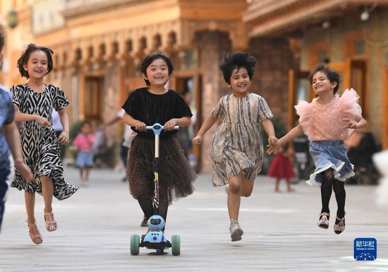  2020年5月27日，孩子们在新疆和田市团城的鸽子巷玩耍。新华社记者 沙达提 摄