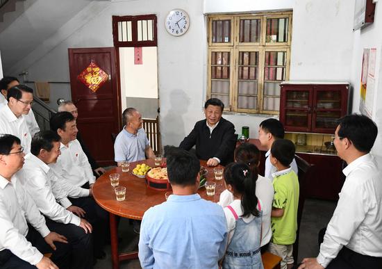 2019年5月20日至22日,习近平在江西考察。这是习近平在红军烈士后代、退伍军人孙观发家,同孙观发一家和当地镇、村干部拉家常,详细了解老区人民生产发展和生活改善等情况。