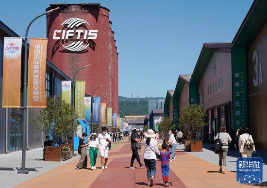 这是2022年9月5日拍摄的服贸会首钢园区。新华社记者 张晨霖 摄