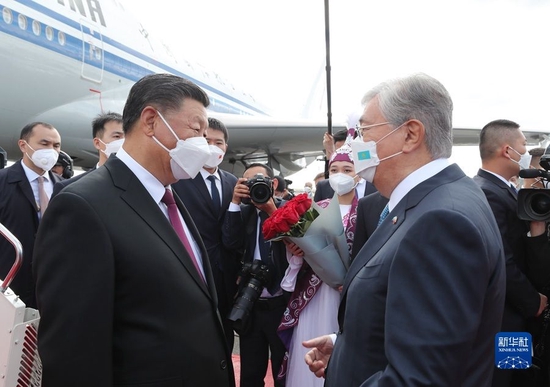 当地时间9月14日下午，国家主席习近平乘专机抵达努尔苏丹，开始对哈萨克斯坦共和国进行国事访问。这是哈萨克斯坦总统托卡耶夫率政府副总理兼外长特列乌别尔季、努尔苏丹市市长库里吉诺夫等高级官员在机场热情迎接。新华社记者 姚大伟 摄