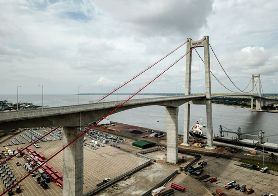 这是2019年4月8日在莫桑比克拍摄的马普托大桥（无人机拍摄）。2018年11月，由中国路桥工程有限责任公司承建的马普托大桥及连接线项目经多年建设正式通车，莫桑比克人多年夙愿终于实现。无论是从历史维度还是使用寿命而言，马普托大桥都可以被称为“百年工程”。这座“梦想之桥”是莫桑比克总统口中的精品工程，更是民众眼中的城市新名片。新华社记者 张宇 摄