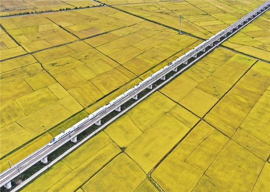 9月19日，高铁列车从吉林省公主岭市沃野间驶过（无人机照片）。新华社记者 张楠 摄