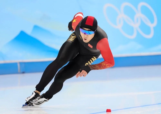 2月12日，中国选手高亭宇在北京冬奥会速度滑冰男子500米决赛中。新华社记者兰红光摄