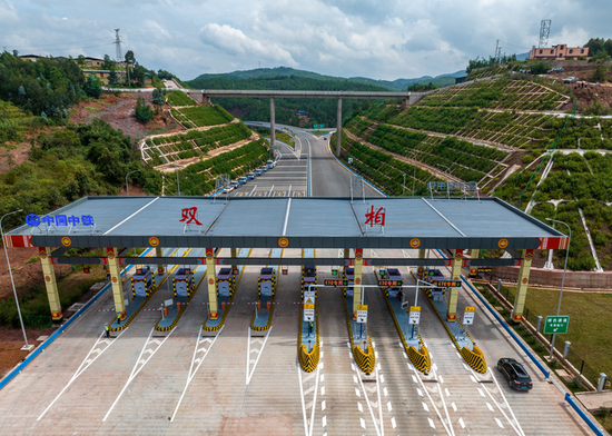 8月26日,车辆通过双柏收费站驶入玉楚高速(无人机照片)。新华社记者 江文耀 摄