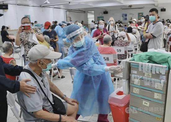 ▲6月15日，在台北万芳高中接种站，当地民众接种新冠疫苗。（“中央社”）