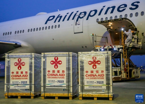2021年8月20日，中国政府援助的第三批新冠疫苗运抵菲律宾首都马尼拉。新华社发（乌马利 摄）