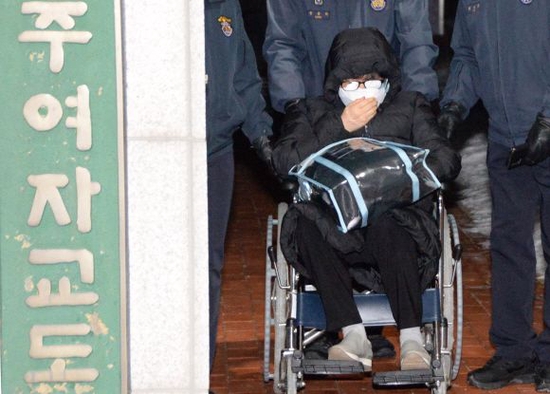朴槿惠闺蜜崔顺实被临时释放：坐轮椅上一声不吭 全身包裹严实_新闻