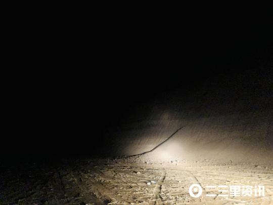 事发山峁附件的平坦空地,当地的救援车辆均停放在此处