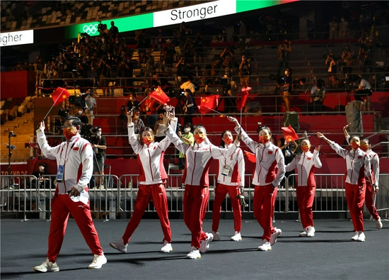 8月8日，第32届夏季奥林匹克运动会闭幕式在日本东京举行。这是中国体育代表团成员进入体育场。新华社记者 曹灿 摄