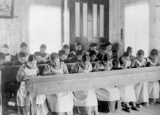 ▲ 在这张未注明日期的档案照片中，原住民儿童坐在加拿大圣约瑟夫修道院的教室里，接受基督教教会教育。