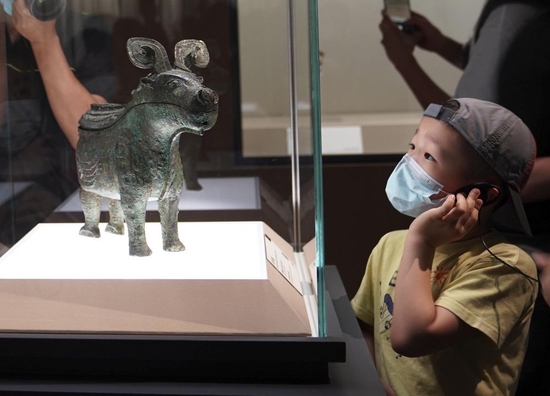 2022年7月30日，小观众在上海博物馆举行的“宅兹中国——河南夏商周三代文明展”上参观。新华社记者 任珑 摄
