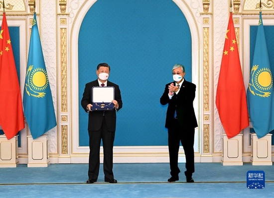当地时间9月14日下午，国家主席习近平在努尔苏丹总统府接受哈萨克斯坦总统托卡耶夫授予“金鹰”勋章。新华社记者 饶爱民 摄