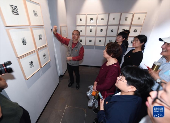 观众在位于浙江省杭州市临安区高虹镇的高虹新四军红色文化体验馆欣赏革命主题版画作品（5月30日摄）。新华社记者 徐昱 摄