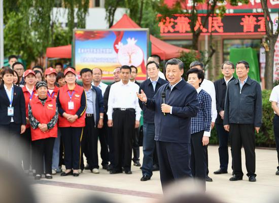 ↑2020年6月8日，习近平在宁夏吴忠市利通区金花园社区广场，同居民们亲切交流。