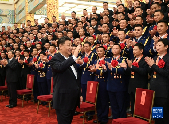 11月5日,党和国家领导人习近平、王沪宁、韩正等在北京人民大会堂会见全国应急管理系统先进模范和消防忠诚卫士表彰大会代表。新华社记者 谢环驰 摄