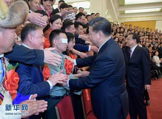 2019年5月16日，党和国家领导人习近平等在北京人民大会堂会见第六次全国自强模范暨助残先进表彰大会代表。新华社记者 李学仁 摄