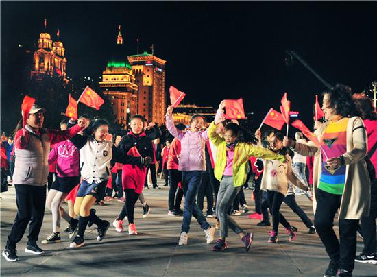 参与快闪活动的黄浦区春天少年合唱团在外滩欢快起舞。