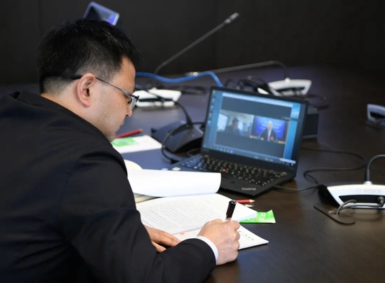 3月7日，中国人民银行金融市场司副司长马贱阳在北京同全国人大代表蔡仲光进行网络视频连线。新华社记者 任鹏飞 摄