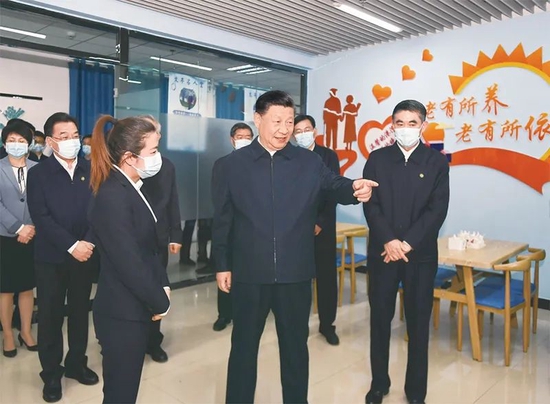 2021年6月7日至9日，中共中央总书记、国家主席、中央军委主席习近平在青海考察。这是7日下午，习近平在西宁市城西区文汇路街道文亭巷社区幸福食堂，了解社区向老年人提供餐饮服务情况。　新华社记者 燕雁/摄