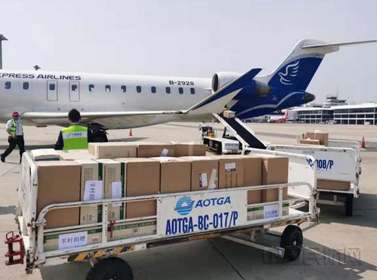 华夏航空客机正在廊曼装载医疗物资