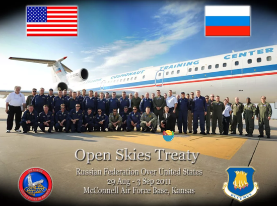 俄罗斯军机2011年飞越美国领空，美俄两国军人合影留念。推特图