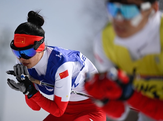 中国选手王跃在北京冬残奥会残奥越野滑雪女子中距离自由技术（视障）决赛中。她说：“我看不清世界，但我想让世界看到我。”