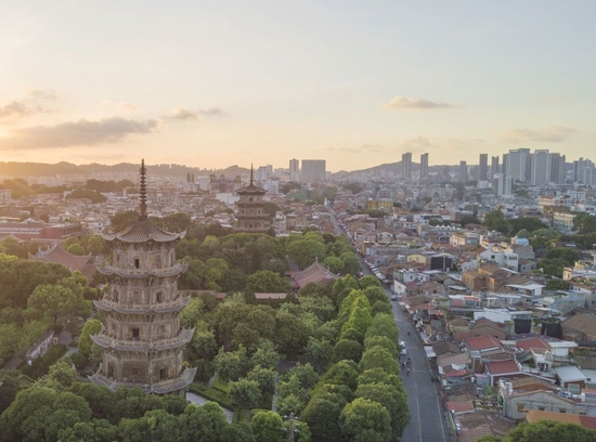 这是朝霞中的福建省泉州市开元寺东西塔及周边古城保护核心区域（2021年7月8日摄，无人机照片）。新华社记者 宋为伟 摄