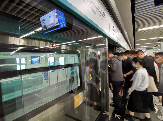 新版运行图试行后,乘客在黄村西大街站乘坐上行小交路空车