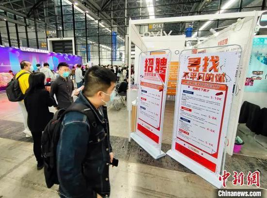 资料图：2021年春季广西人才交流大会招聘现场。黄艳梅 摄