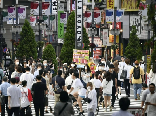  当地时间7月8日，日本东京，民众佩戴口罩在大街上行走。/IC photo