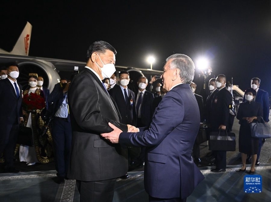 当地时间9月14日晚，国家主席习近平乘专机抵达撒马尔罕，开始对乌兹别克斯坦共和国进行国事访问并出席上海合作组织成员国元首理事会第二十二次会议。这是乌兹别克斯坦总统米尔济约耶夫、政府总理阿里波夫、外长诺罗夫、撒马尔罕州州长图尔济莫夫等高级官员在机场热情迎接。新华社记者 李学仁 摄