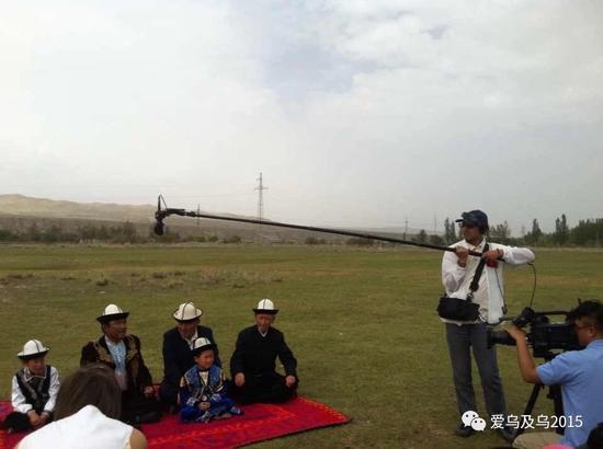  △这是2012年在新疆拍摄的民间歌手说唱《玛纳斯》的场景。中国新疆维吾尔自治区也是柯尔克孜族分布的主要地区。（央视记者刘景提供）