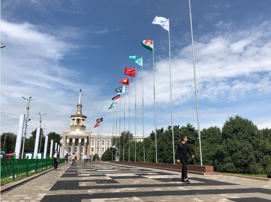 △吉尔吉斯国家音乐厅前广场的上合组织成员国国旗。（央视记者许永松拍摄）