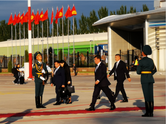  △吉尔吉斯斯坦总统热恩别科夫亲自到机场迎接。（央视记者张晓鹏拍摄）