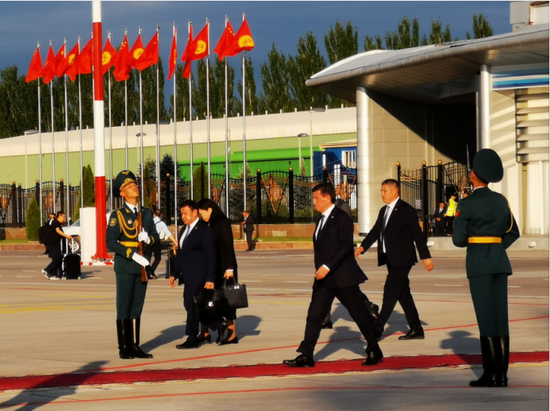 中国 吉尔吉斯斯坦 △吉尔吉斯斯坦总统热恩别科夫亲自到机场迎接。(央视记者张晓鹏拍摄)
