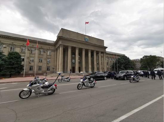 中国 吉尔吉斯斯坦 △当天下午三点,迎接平的车队在比什凯克老市政府门前列队,准备前往玛纳斯国际机场。(央视记者张晓鹏拍摄)