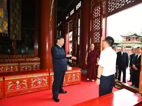 8月24日上午，习近平在普宁寺考察。新华社记者 谢环驰 摄