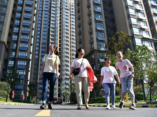 安徽省合肥市包河区同安街道甘棠苑小区回迁居民在小区内散步（2020年9月5日摄）。新华社记者 刘军喜 摄