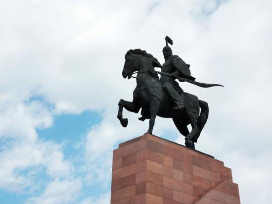 △2011年，为庆祝吉尔吉斯斯坦独立20周年，柯尔克孜族英雄玛纳斯的雕像被树立在广场中央。（央视记者张晓鹏拍摄）