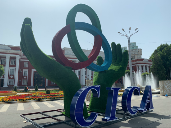 中国 吉尔吉斯斯坦 △杜尚别鲁达基大道正在布置亚信峰会花坛。(央视记者石丞拍摄)