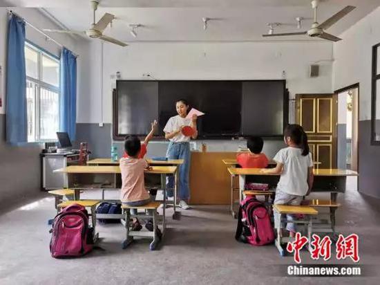 90后女硕士乡村支教好几年 她说曾经寂寞得想哭 正在上课的郭蕊(周禹龙摄)