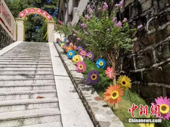 90后女硕士乡村支教好几年 她说曾经寂寞得想哭 校门口的大风车(周禹龙摄)
