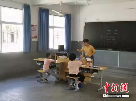 90后女硕士乡村支教好几年 她说曾经寂寞得想哭 王师怡正在教英语课(周禹龙摄)