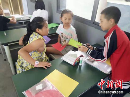 90后女硕士乡村支教好几年 她说曾经寂寞得想哭 上美术课的孩子们(周禹龙摄)